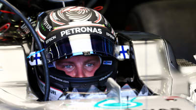 Valtteri Bottas sitter i sin bil.