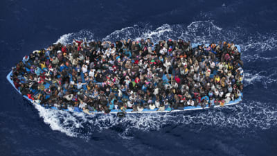 Flyktingarna kommer ofta i överfulla båtar.