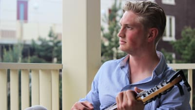 Richard Jensen med en gitarr i handen.
