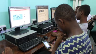 Skolelever i Dar es Salaam använder ny utbildningsplattform