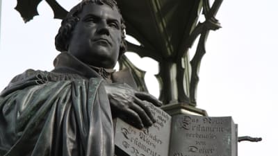 Staty i Wittenberg föreställandes Martin Luther med Nya testamentet skriven på tyska uppslaget i sina händer