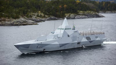 HMS Visby i den svenska skärgården.