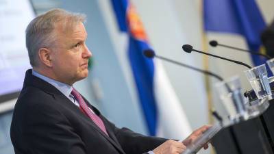 Näringsminister Olli Rehn (C) på regeringens presskonferens på tisdagen.