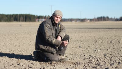 Christer FInne vid sina åkrar i Solf
