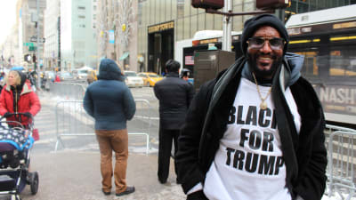 Maurice Symonette är klädd i en Blacks for Trump-t-tröja.
