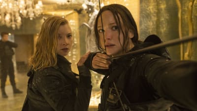 Natalie Dormer och Jennifer Lawrence i Hunger Games: Mockinjay del 2