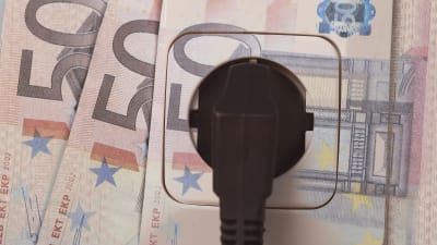 Temabild - stickkontakt kopplad till en 50-eurossedel.