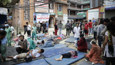 människor vårdas i Katmandu.