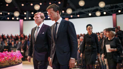 Hollands kung Willem Alexander och premiärminister Mark Rutte deltog i minnesceremonin för offren i Malaysia Airlines plan som kraschade i Ukraina i juli.