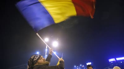 Rumänsk man protesterar mot det planerade korruptionsdekretet i Bukarest.
