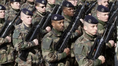 Franska Natosoldater under en parad i Tapa i Estland.