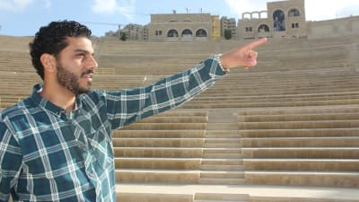 Här står Ibrahim Natour, ingenjör och kontraktchef, inne på Rawabis amfiteater.