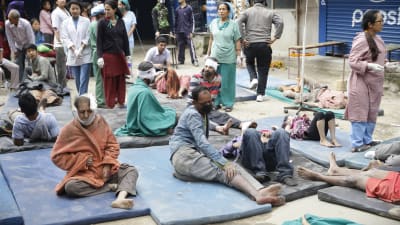 Människor som vårdas i Katmandu i Nepal.