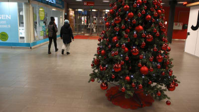En julgran i ett öde köpcenter.