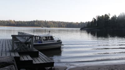 Båt vid Källviken i Ekenäs.