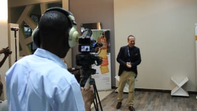 Teemu Seppälä från Tanzict presenterar projektet för tanzanisk press