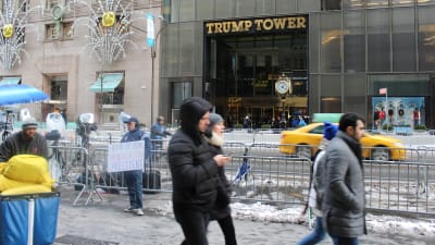 Folk promenerar förbi Trump Tower på Femte Avenyn i New York.