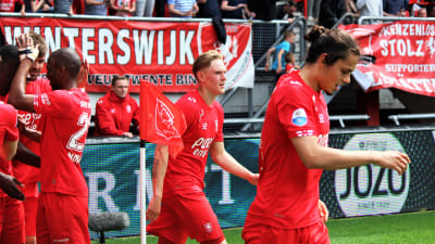 Fredrik Jensen och Enes Ünal firar ett av FC Twentes mål mot Groningen.