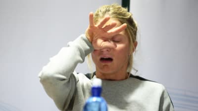 Therese Johaug torkar tårar under en presskonferens.