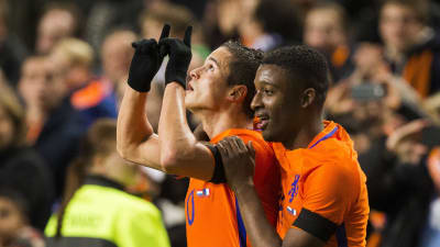 Ibrahim Afellay firar mål och hyllar Johan Cruyff, Holland-Frankrike, 25.3.2016.