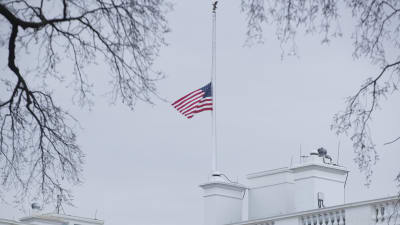 Den amerikanska flaggan hänger i halvstång för att sörja offren i skolskjutningen i Florida.