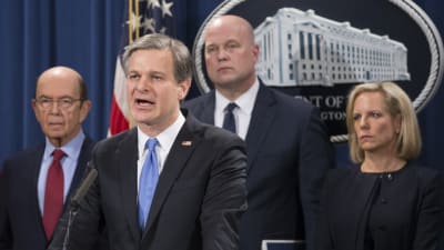 Det amerikanska justitieministeriet med FBI-chefen Christopher Wray i spetsen, lade fram de tretton åtalspunkterna i Washington