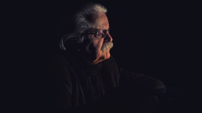 Pedro Hietanen med grått hår och grå mustasch i profil.