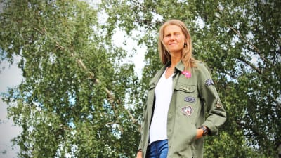 Mathilda Lindholm vid ett träd i Munksnäs.