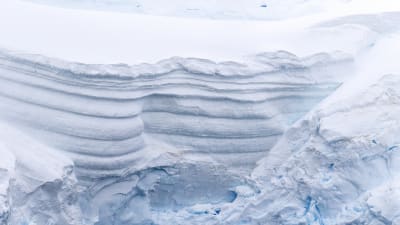 Bit av isberg på Antarktis.