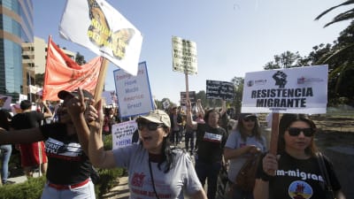 Demonstranter i USA kräver att landet fortsätter att skydda papperslösa som kommit till USA som unga.