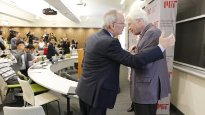 MIT:S styrelseordförande med professor Bengt Holmström efter att han hade tilldelats Sveriges Riksbanks ekonomipris, också känt som Nobelpriset i Ekonomi.