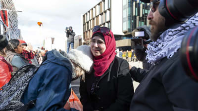 Kvinnor som överlevde moskémassakrerna i mars i fjol, väntade på domslutet utanför rättssalen i Christchurch.