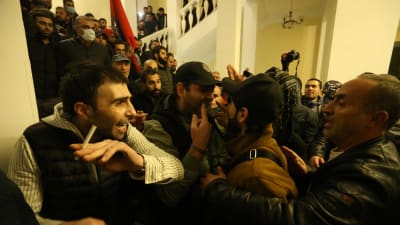 Många demonstranter lyckades ta sig in i regeringsbyggnaden i Jerevan natten till tisdagen. 