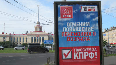 En skylt med det ryska kommunistpartiets valreklam. Texten lovar sänka pensionsåldern. 