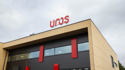 Bolaget Uros logotyp på ett tak.