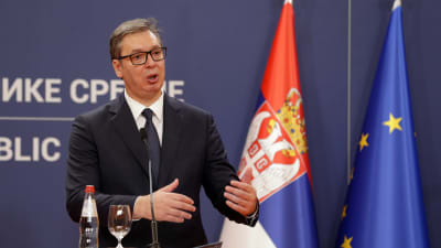 Serbiens president Aleksandar Vučić vädjade om fred, men sa också att Serbien aldrig kommer att kapitulera inför kosovansk "förföljelse", då han höll en presskonferens på söndag kväll. Här på ett arkivfoto från den 29 juli. 