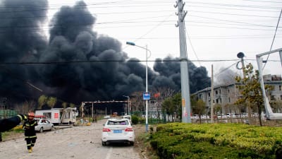 Svart rök kring kemikaliefabriken som exploderat i Yancheng, Kina.