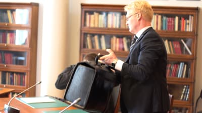 Den åtalde äggsamlare med sin advokat