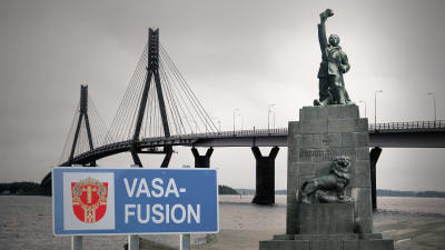 Kollage av replotbron och vasa frihetsstaty. En skylt med texten Vasafusion.