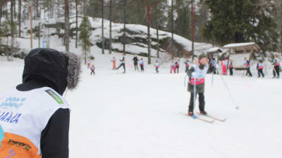 Barn åker skidor