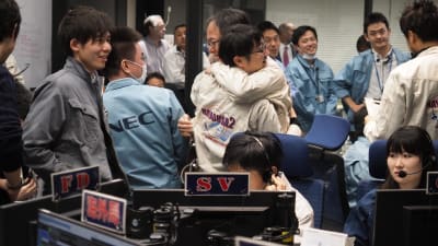 Ingenjörer från ISAS firar att rymdsonden Hyabusa2 landat på Ryugu. 