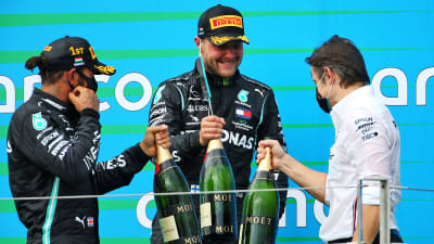 Lewis Hamilton, Valtteri Bottas och Toto Wolff skålar efter Ungerns grand prix.