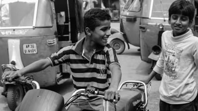 indiska barn i trafiken med moped