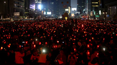 Mijoner sydkoreaner deltog i landsomfattande demonstrationer där man krävde att Park Geun-Hye avsätts. Den här kvällsdemonstrationen hölls i i början av mars i Seoul