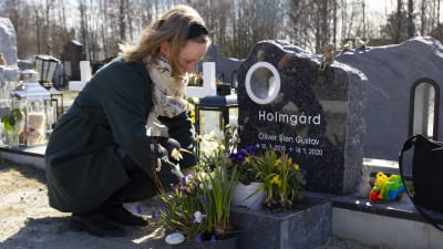 Sandra Holmgård framför sin son Olivers grav. 
