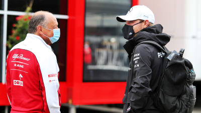 Frederic Vasseur talar med Valtteri Bottas.