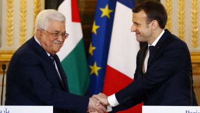 Palestinernas president Mahmoud Abbas och hans franska kollega Emmanuel Macron skakar han efter presskonferens i Paris.