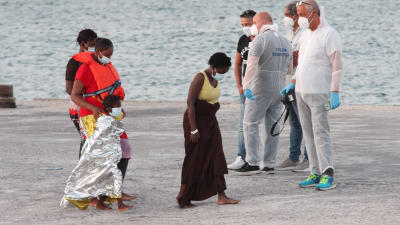 Räddade migranter frånfartuget Louise Michel anländer till den italienska ön Lampedusa 29.8.2020