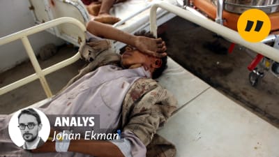 Ett barn som skadats i en Saudi-ledd lufträd i Jemen ligger på sjukhus. I förgrunden en analysstämpel med Johan Ekmans foto.