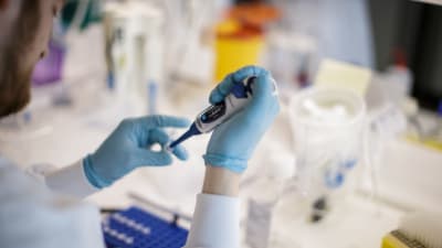 En dansk forskare använder instrument i ett laboratorium när han jobbar med att utveckla ett vaccin mot covid-19.